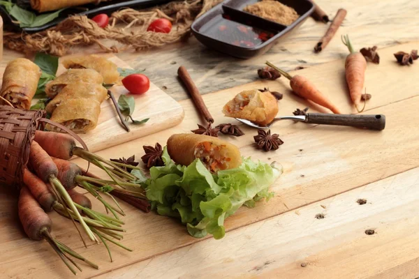 Rollos fritos de primavera tradicionales para aperitivos . — Foto de Stock