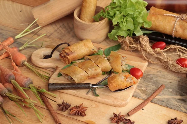 Rollos fritos de primavera tradicionales para aperitivos . — Foto de Stock