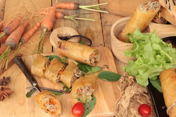 Gebakken loempia's traditionele voor voorgerecht voedsel. — Stockfoto