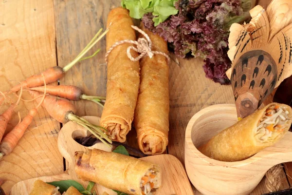 Rouleaux de printemps frits traditionnels pour la nourriture apéritif . — Photo