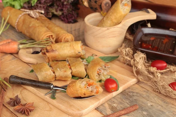 Rouleaux de printemps frits traditionnels pour la nourriture apéritif . — Photo