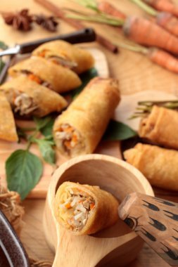 Meze yemek için geleneksel tava böreği.