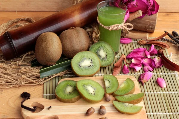 Kiwi fruits juteux vert et jus de kiwi délicieux . — Photo