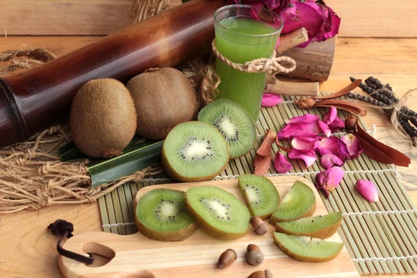 Kiwi fruit juicy green and kiwi juice delicious. — Stock Photo, Image