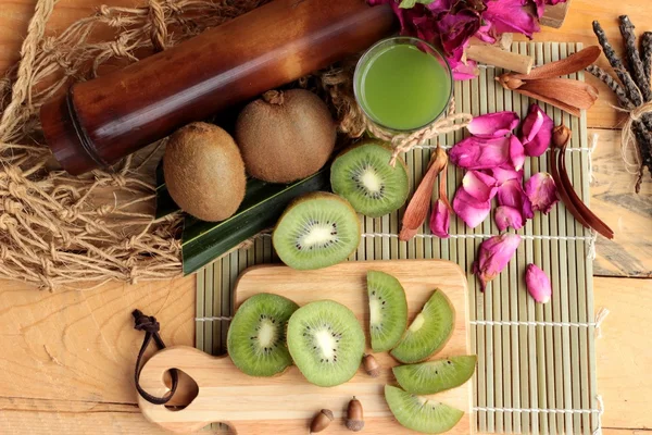 Kiwi fruit juicy green and kiwi juice delicious. — Stock Photo, Image