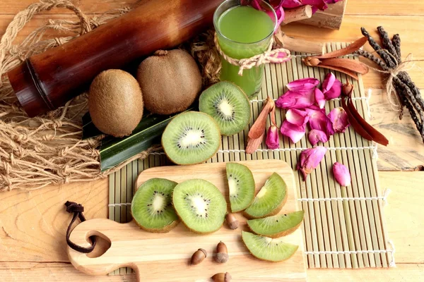 Kiwi fruit juicy green and kiwi juice delicious. — Stock Photo, Image