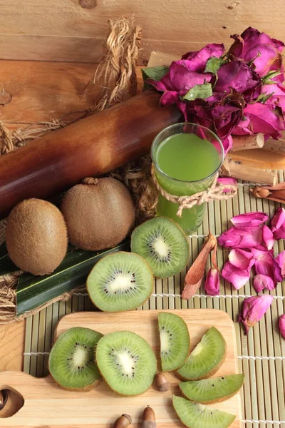 Kiwi fruta jugosa verde y kiwi jugo delicioso . — Foto de Stock