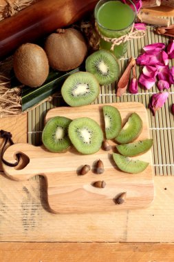 Kivi meyve sulu yeşil ve lezzetli kivi suyu.