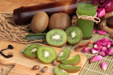 Kivi meyve sulu yeşil ve lezzetli kivi suyu.