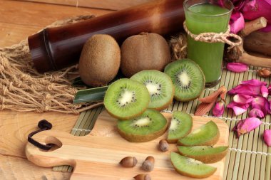 Kivi meyve sulu yeşil ve lezzetli kivi suyu.