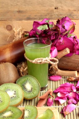 Kivi meyve sulu yeşil ve lezzetli kivi suyu.