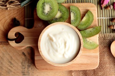 Yoğurt yeşil kivi ve kivi suyu ile beyaz.