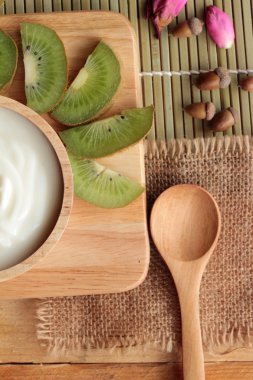 Yoğurt yeşil kivi ve kivi suyu ile beyaz.