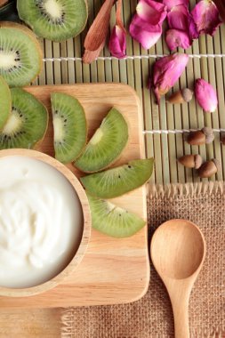 Yoğurt yeşil kivi ve kivi suyu ile beyaz.