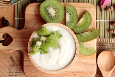 Yoğurt yeşil kivi ve kivi suyu ile beyaz.