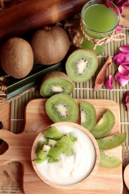 Yoğurt yeşil kivi ve kivi suyu ile beyaz.