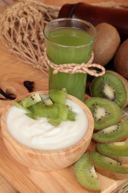 Yoğurt yeşil kivi ve kivi suyu ile beyaz.