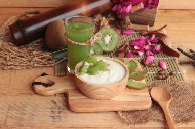 Yoğurt yeşil kivi ve kivi suyu ile beyaz.