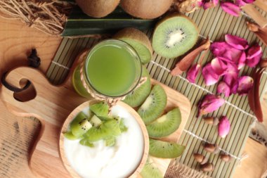 Yoğurt yeşil kivi ve kivi suyu ile beyaz.