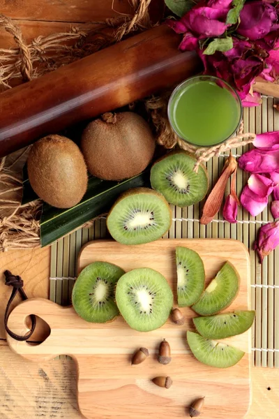 Kiwi fruta jugosa verde y kiwi jugo delicioso . —  Fotos de Stock