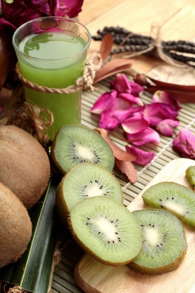 Kiwi vruchten sappige groen en kiwi-sap heerlijke. — Stockfoto
