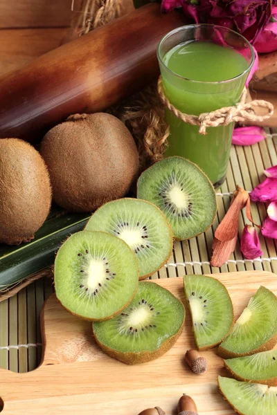 Kiwi vruchten sappige groen en kiwi-sap heerlijke. — Stockfoto