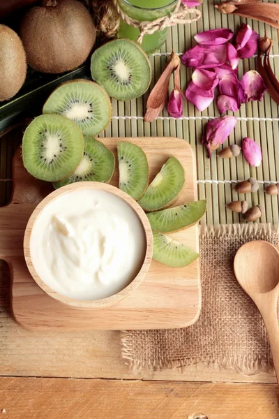 Yogur blanco con kiwi verde y jugo de kiwi . —  Fotos de Stock