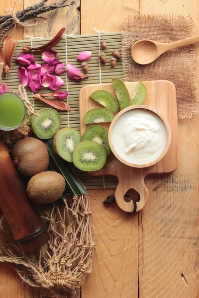 Yogurt bianco con kiwi verde e succo di kiwi . — Foto Stock