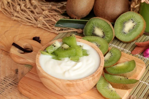 Yogurt white with green kiwi fruit and kiwi juice. — Stock Photo, Image
