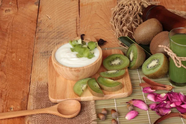 Yogurt bianco con kiwi verde e succo di kiwi . — Foto Stock