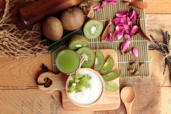 Yoghurt wit met groene kiwi fruit en kiwi-sap. — Stockfoto