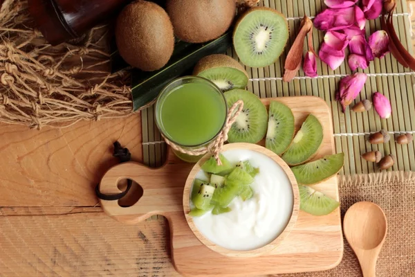 Joghurt weiß mit grünen Kiwifrüchten und Kiwisaft. — Stockfoto