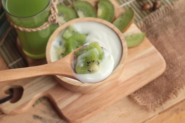 Joghurt weiß mit grünen Kiwifrüchten und Kiwisaft. — Stockfoto