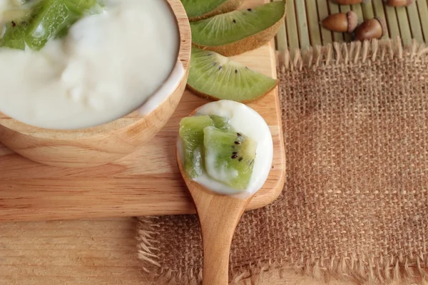 Yogur blanco con kiwi verde y jugo de kiwi . —  Fotos de Stock