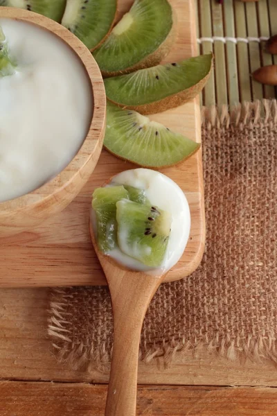 Yoğurt yeşil kivi ve kivi suyu ile beyaz.
