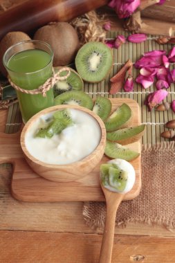 Yoğurt yeşil kivi ve kivi suyu ile beyaz.