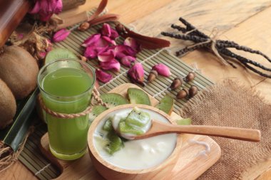 Yoğurt yeşil kivi ve kivi suyu ile beyaz.