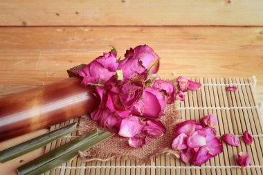 Pembe Gül ve gül yaprakları serpilir düşmüş.