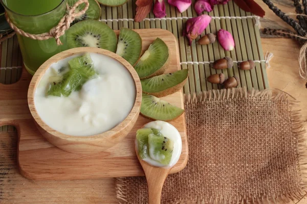 Yogurt white with green kiwi fruit and kiwi juice. — Stock Photo, Image