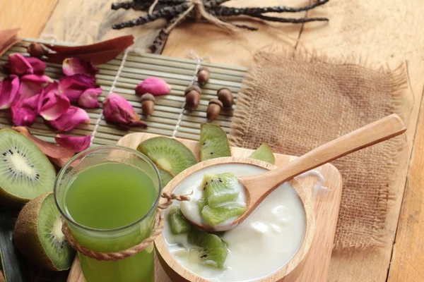 Iogurte branco com kiwi verde e suco de kiwi . — Fotografia de Stock