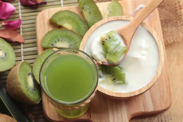 Yogurt white with green kiwi fruit and kiwi juice. — Stock Photo, Image