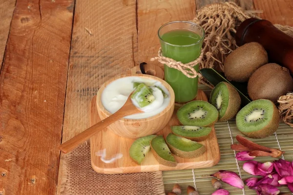 Yogurt bianco con kiwi verde e succo di kiwi . — Foto Stock