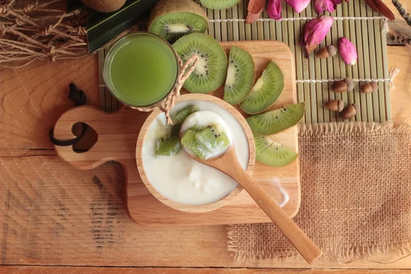 Joghurt weiß mit grünen Kiwifrüchten und Kiwisaft. — Stockfoto