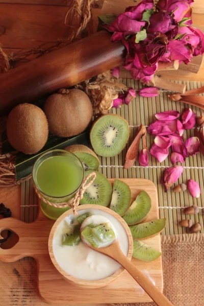 Yogur blanco con kiwi verde y jugo de kiwi . — Foto de Stock