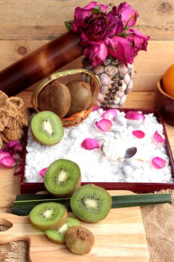 Kivi meyve sulu yeşil ahşap arka plan üzerinde.