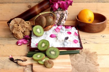 Kivi meyve sulu yeşil ahşap arka plan üzerinde.