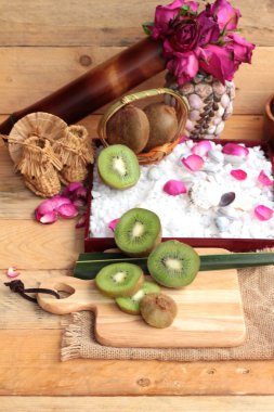 Kivi meyve sulu yeşil ahşap arka plan üzerinde.