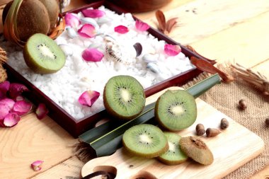 Kivi meyve sulu yeşil ahşap arka plan üzerinde.