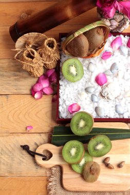 Kivi meyve sulu yeşil ahşap arka plan üzerinde.