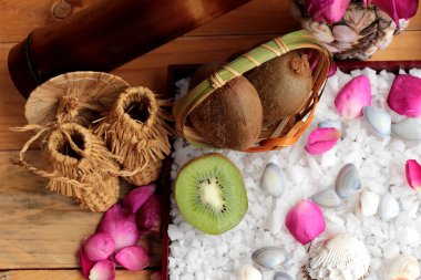 Kivi meyve sulu yeşil ahşap arka plan üzerinde.